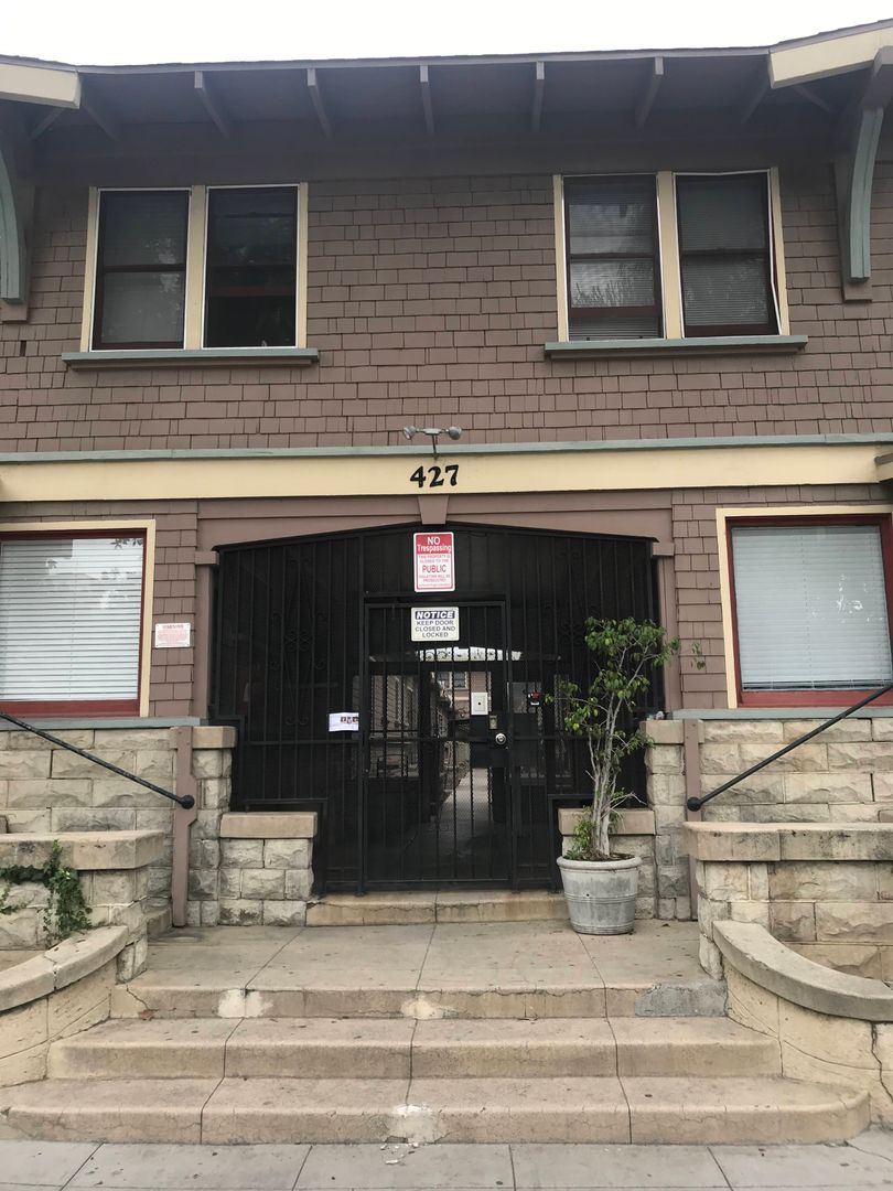 LONG BEACH Apartment: 427-437 CHESTNUT AVE.