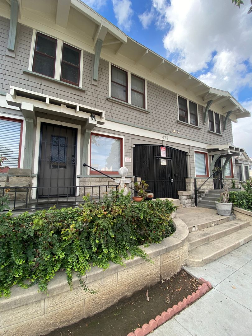 LONG BEACH Apartment: 427-437 CHESTNUT AVE.