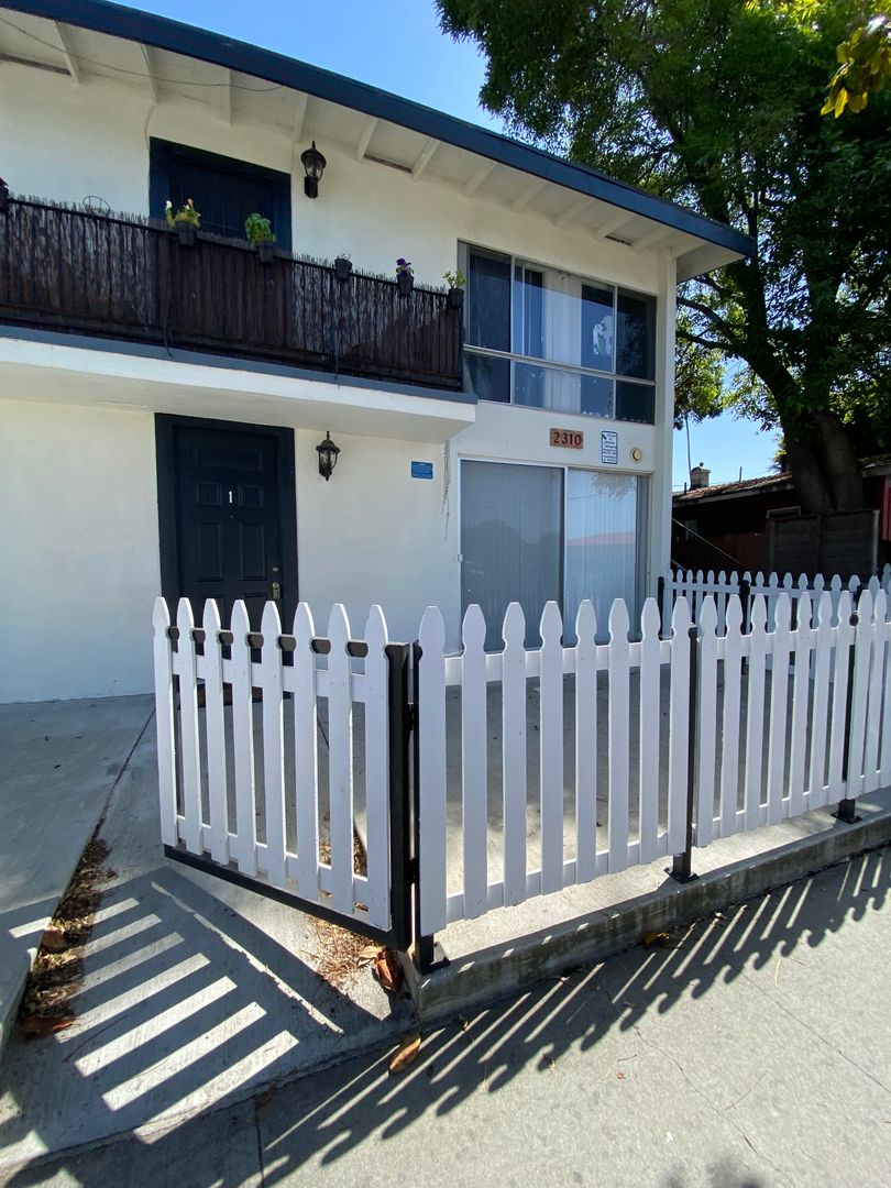 Long Beach Apartment: 2310 E 5th St