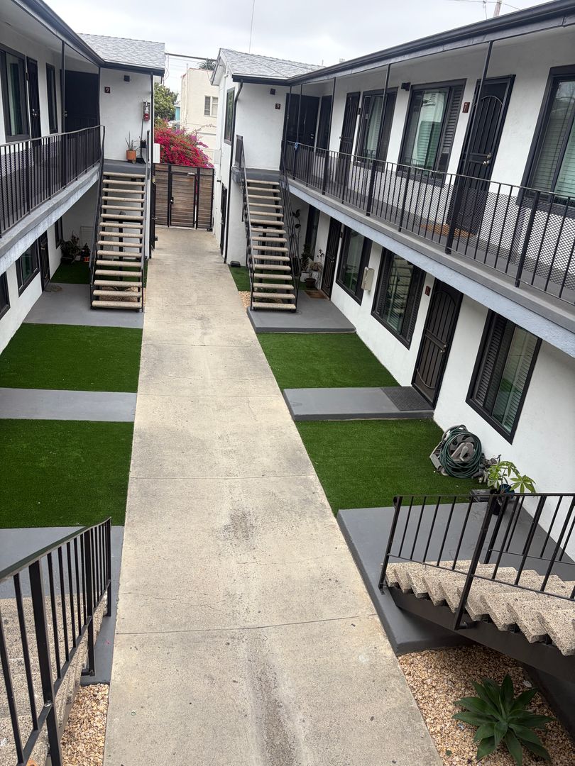 LONG BEACH Apartment: 910-930 FREEMAN AVE.
