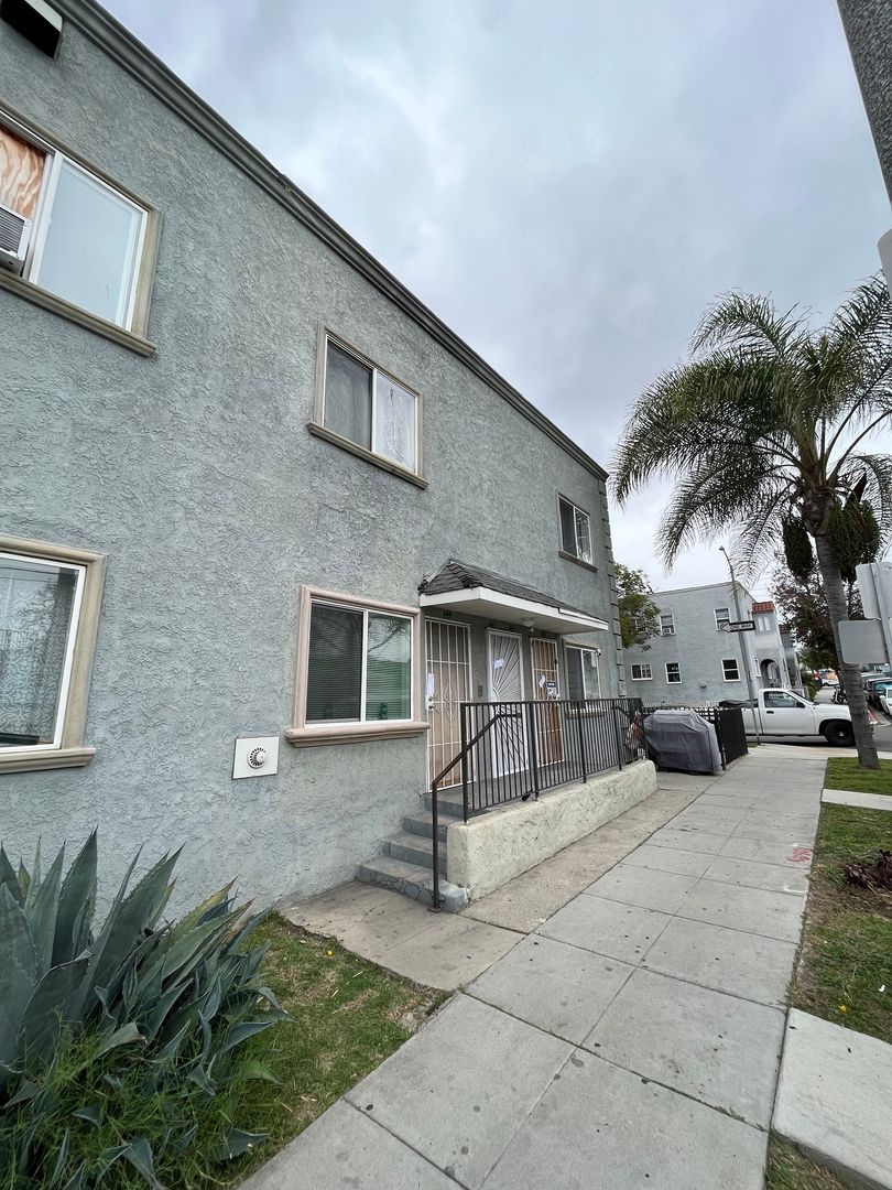 Long Beach Apartment: 417-453  W. Cowles Street
