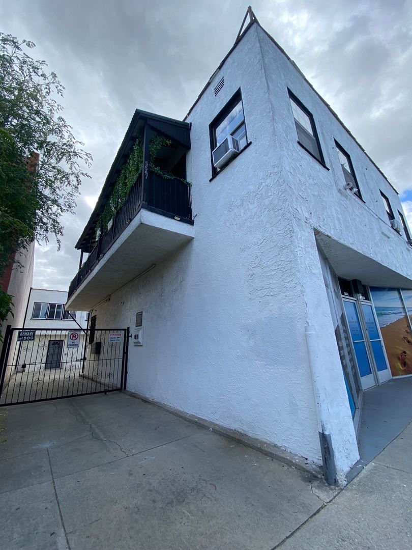Long Beach Apartment: 5543-5547 1/2 Atlantic Avenue