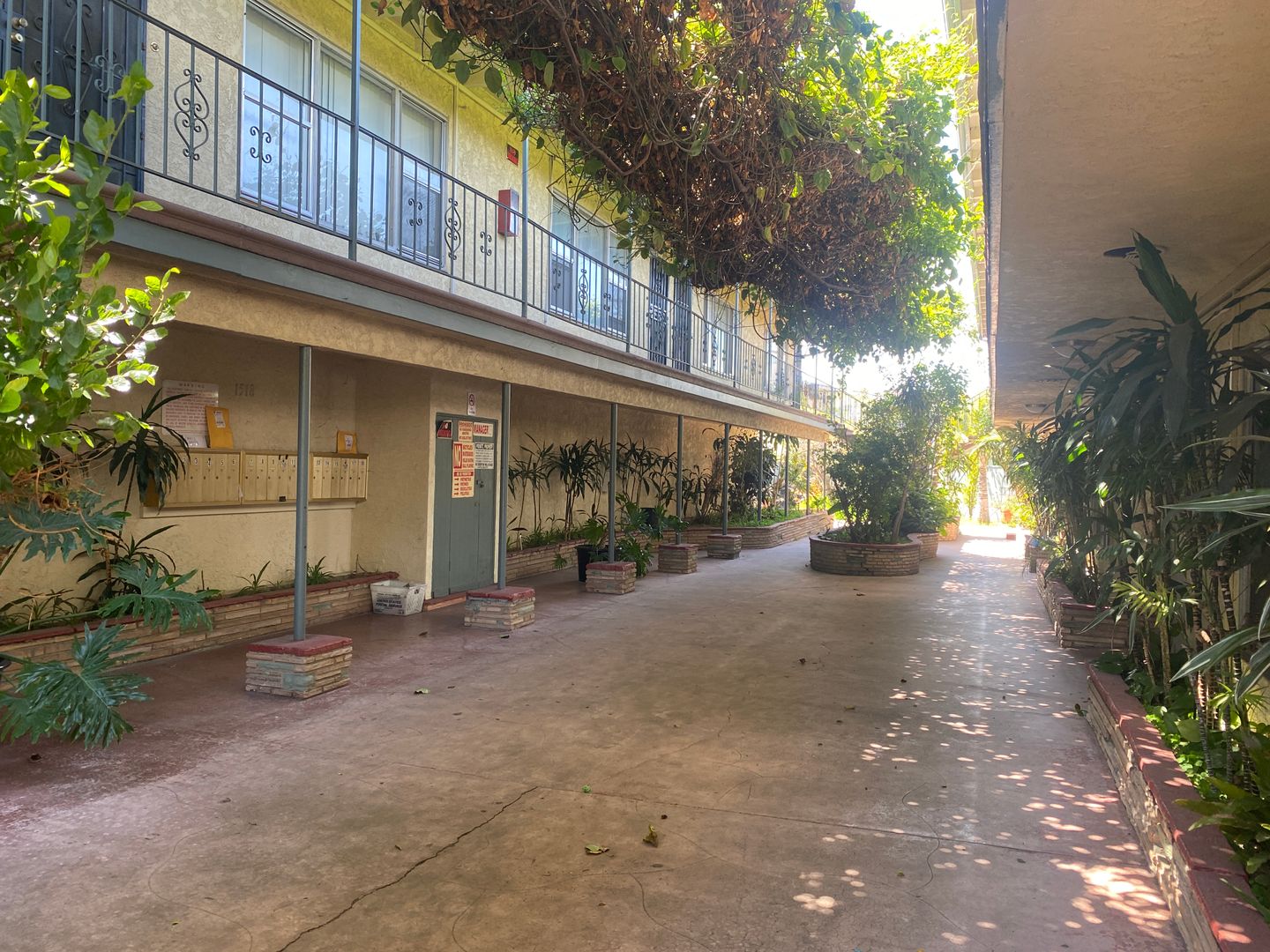 LONG BEACH Apartment: 1518-40 E. ARTESIA BLVD