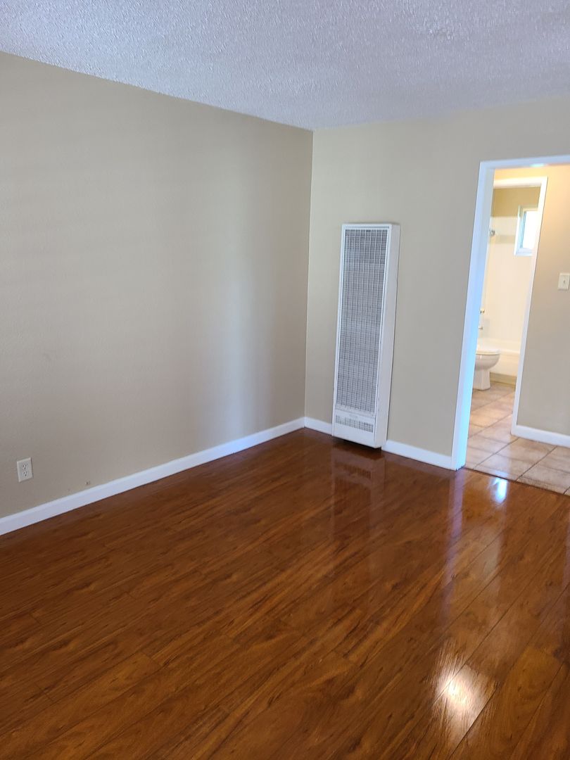 BELLFLOWER Apartment: 16133 WOODRUFF AVE.