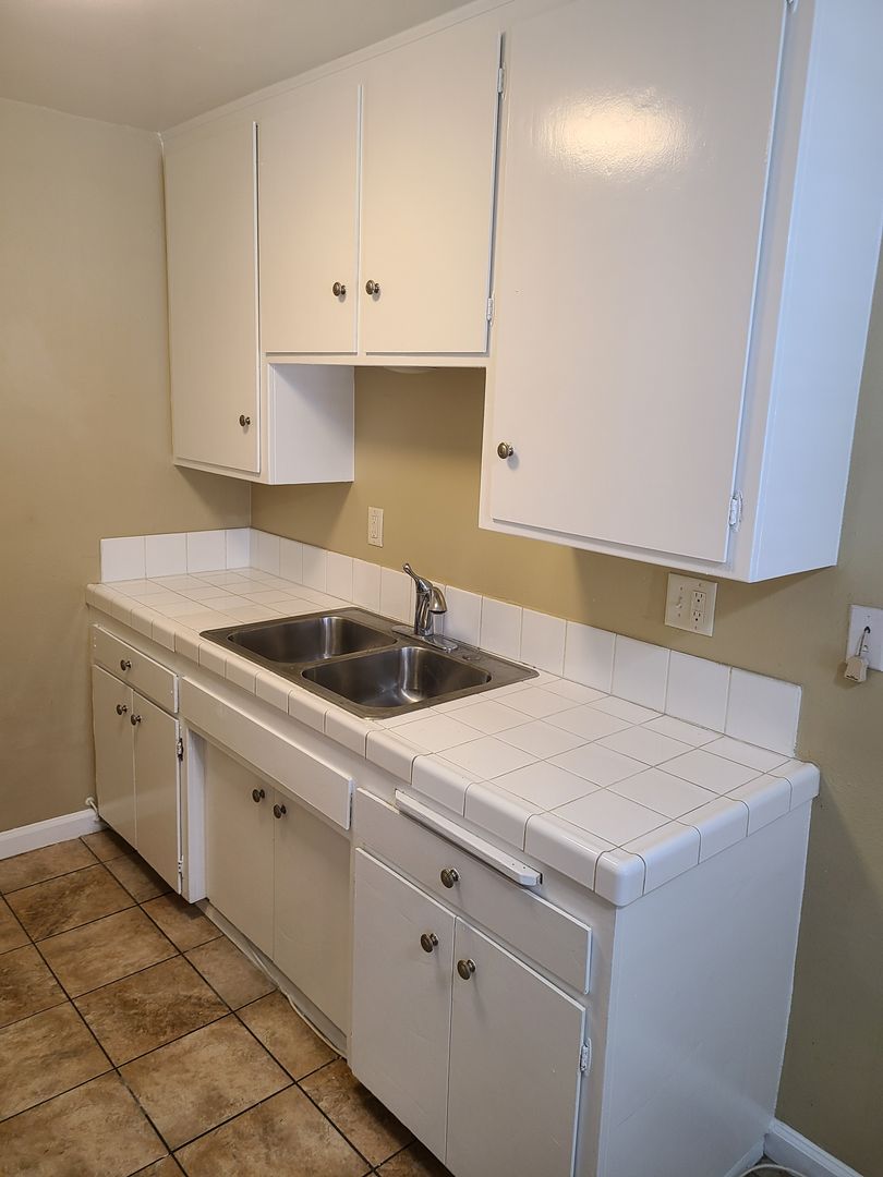 BELLFLOWER Apartment: 16133 WOODRUFF AVE.