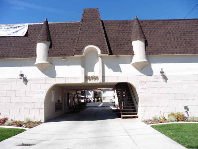 BELLFLOWER Apartment: 16133 WOODRUFF AVE.