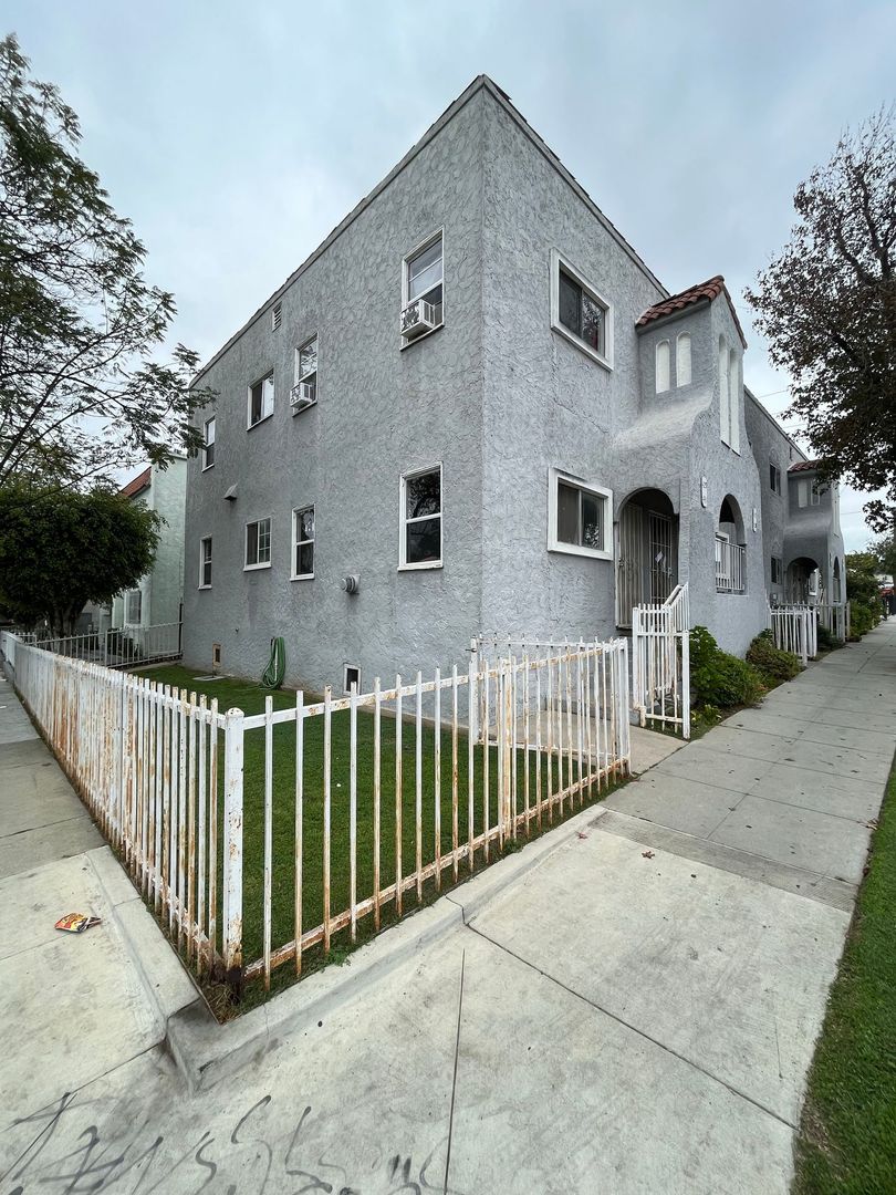 Long Beach Apartment: 417-453  W. Cowles Street