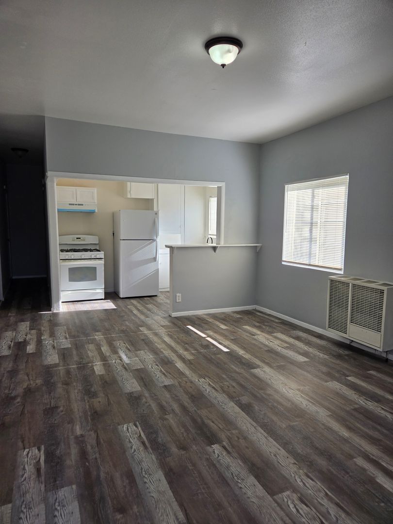 Long Beach Apartment: 417-453  W. Cowles Street
