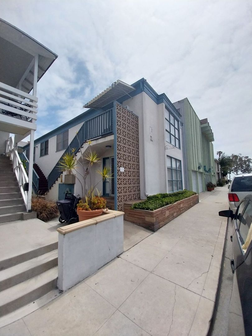 LONG BEACH Apartment: 52-56 1/2 NIETO AVE.
