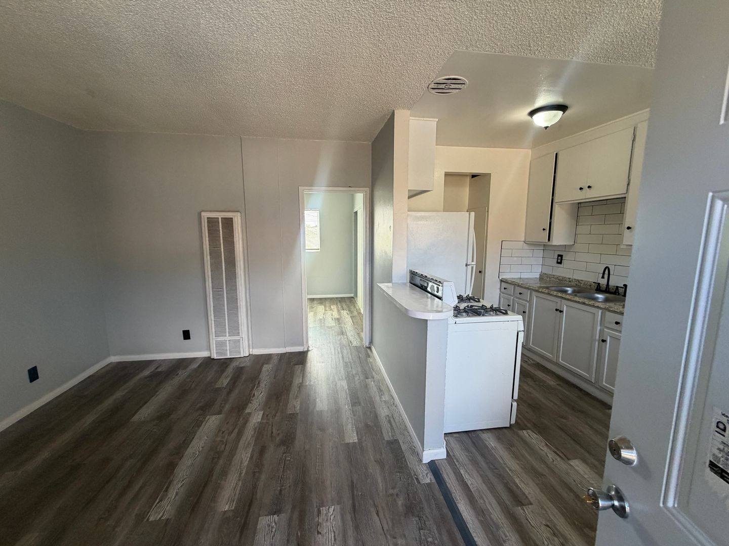 Long Beach Apartment: 2315-2317 E. Spaulding Street