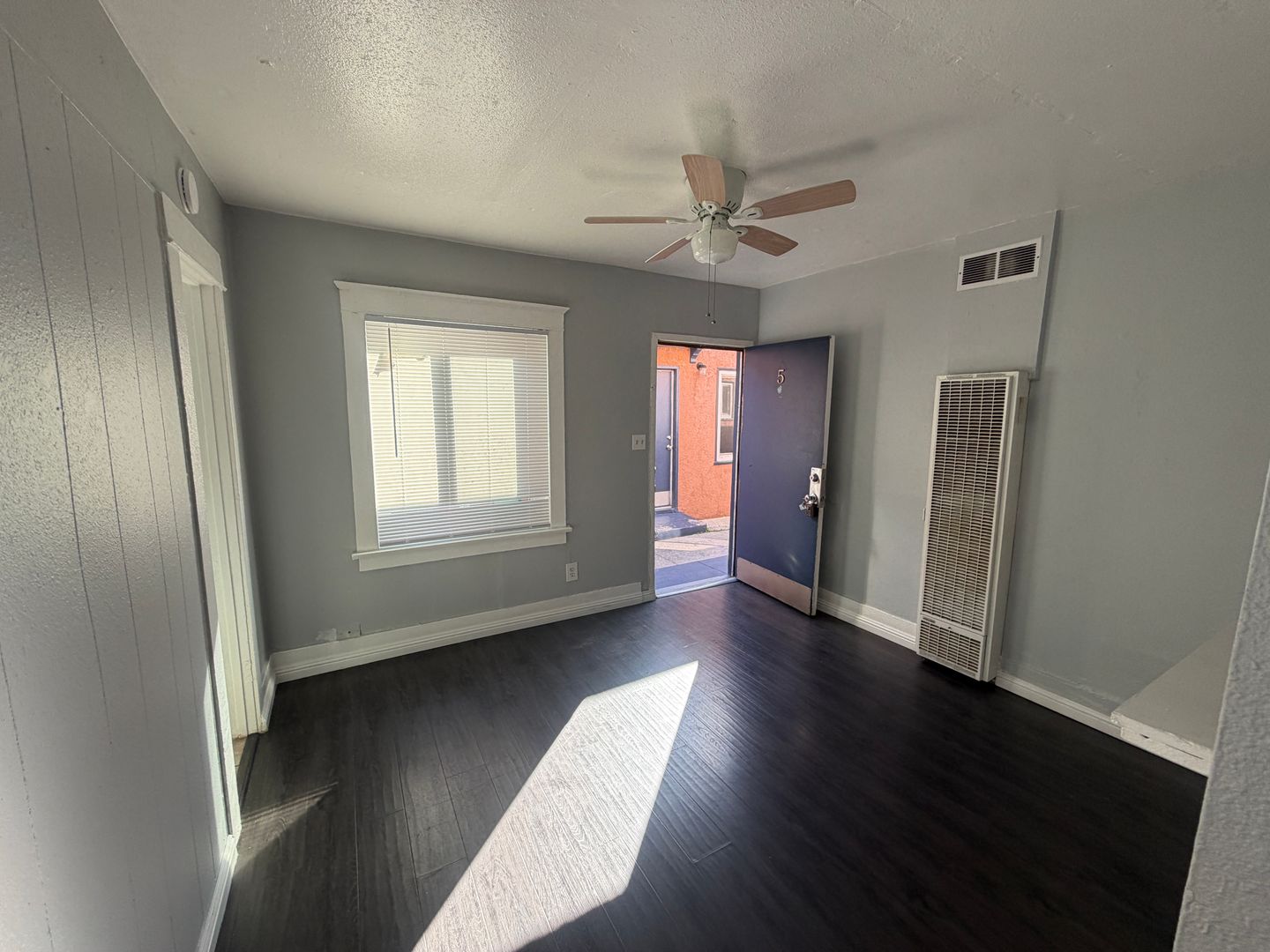 Long Beach Apartment: 1128  Raymond Avenue