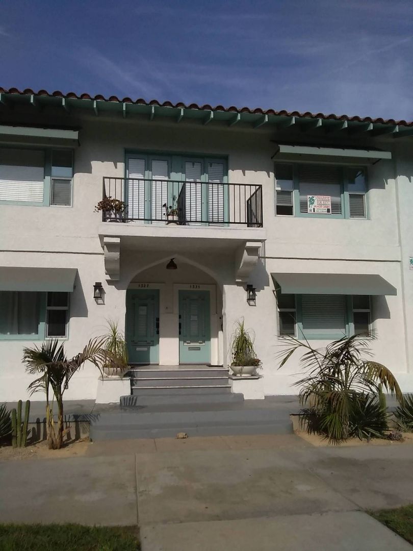 LONG BEACH Apartment: 1325 - 1333 E. OCEAN BLVD.