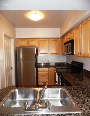 Spacious 2 Bedroom 2 Bathroom Top Floor Apartment - 2 Minute Walk to Monroe Park - - $500 Rent Credit If Moved In by 8/15 – photo 1
