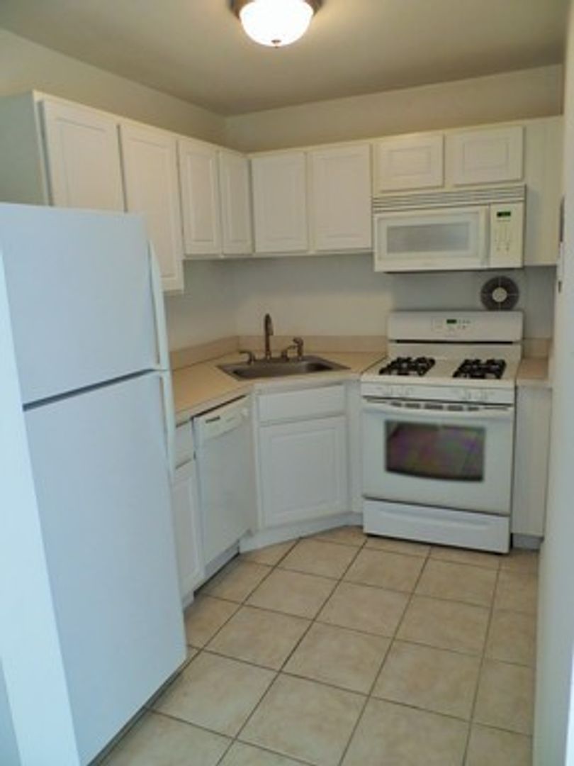 Norfolk Apartment: 9621 Chesapeake Blvd