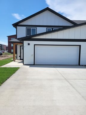 3 Bed 2.5 Bath with attached garage in Belgrade – photo 1
