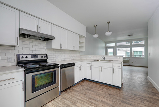 Spacious 2-bedroom in Sellwood! Hurry, This One Won't Last Long! – photo 1