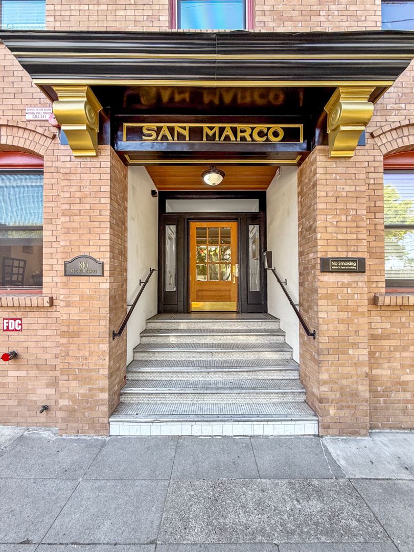Portland Apartment: 810 NE Couch Street