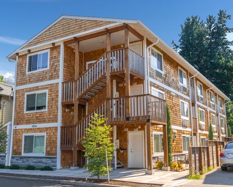 1-MONTH FREE- Pre-Lease Today! Lovely Second Floor 1-Bedroom in Sellwood Area! – photo 1