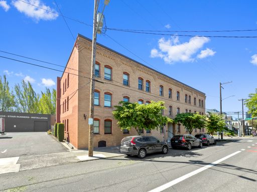 1-MONTH FREE- Renovated 1-bedroom in Vintage Building, Kern's District! Storage Available in Building! – photo 1