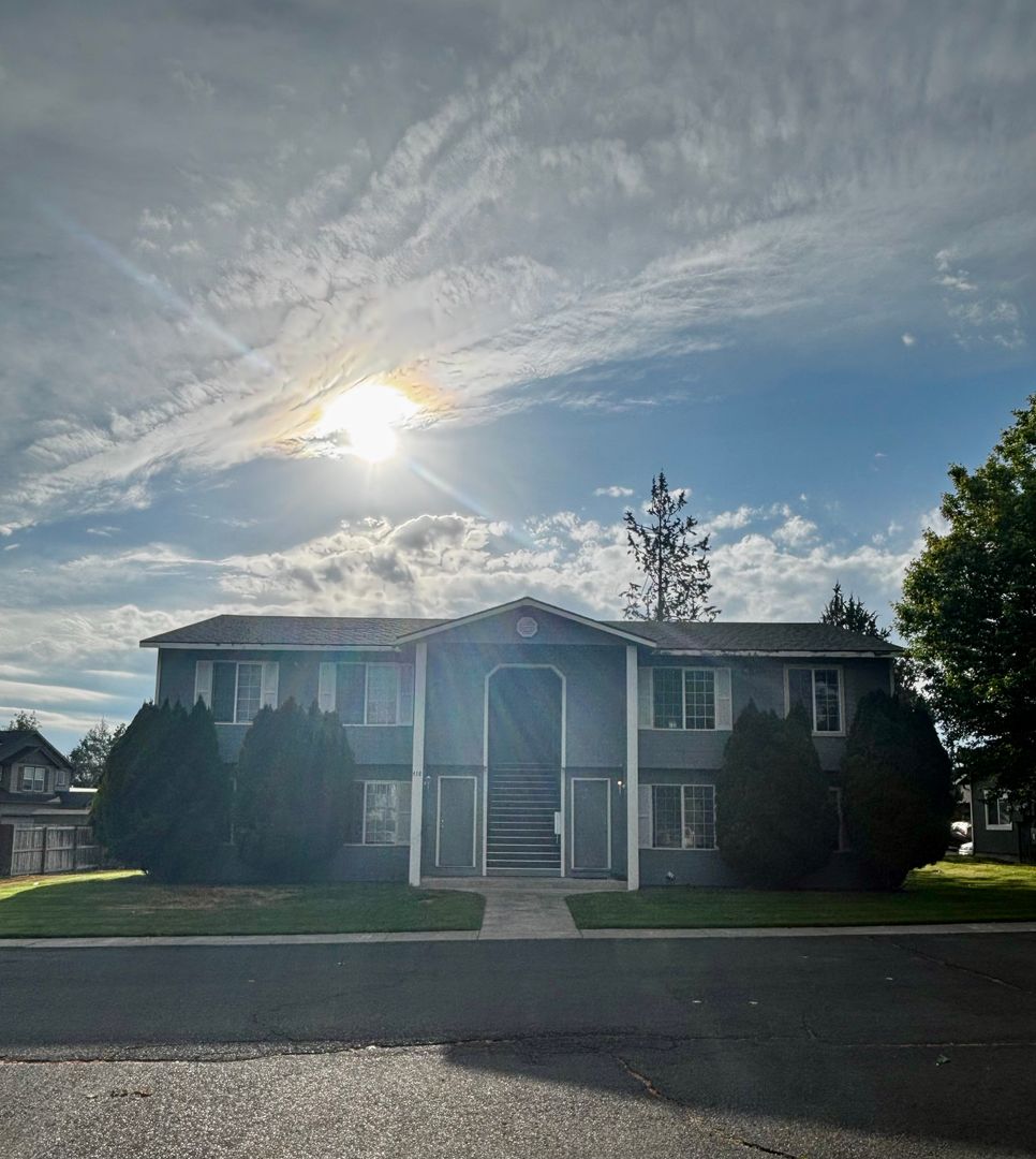 Redmond Apartment: 438 NW 17TH Street