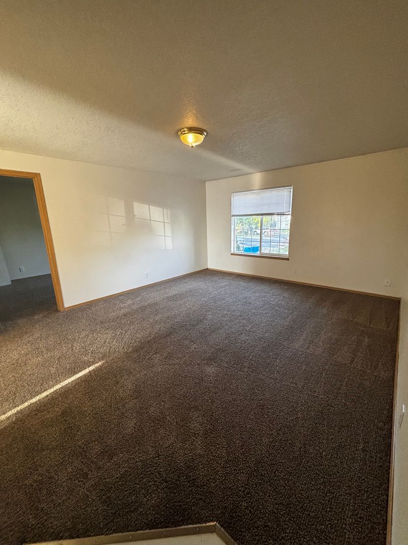 Redmond Apartment: 438 NW 17TH Street