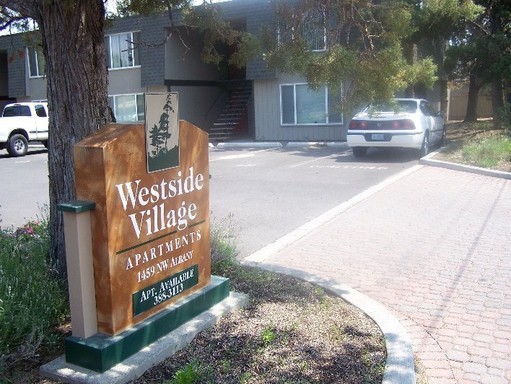 Westside Apartment, 3 Bedroom, All Appliances, Coin-op Laundry, Sm Pet Ok – photo 1