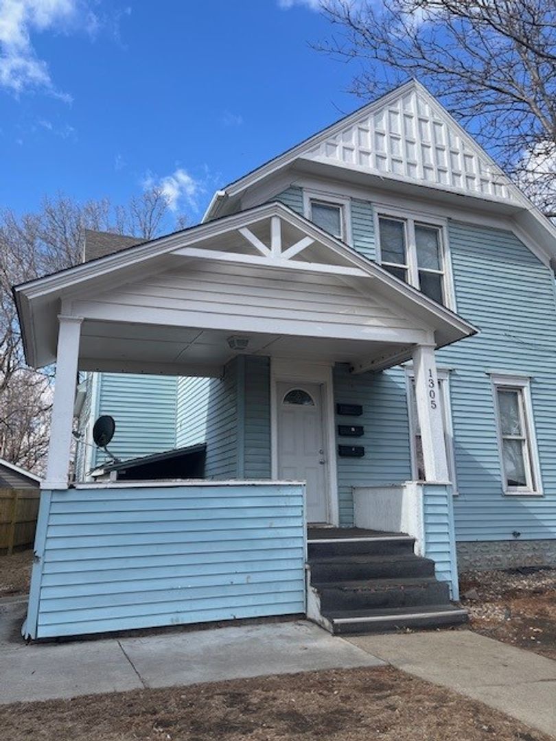 Sioux Falls Apartment: 1305 S Spring Ave