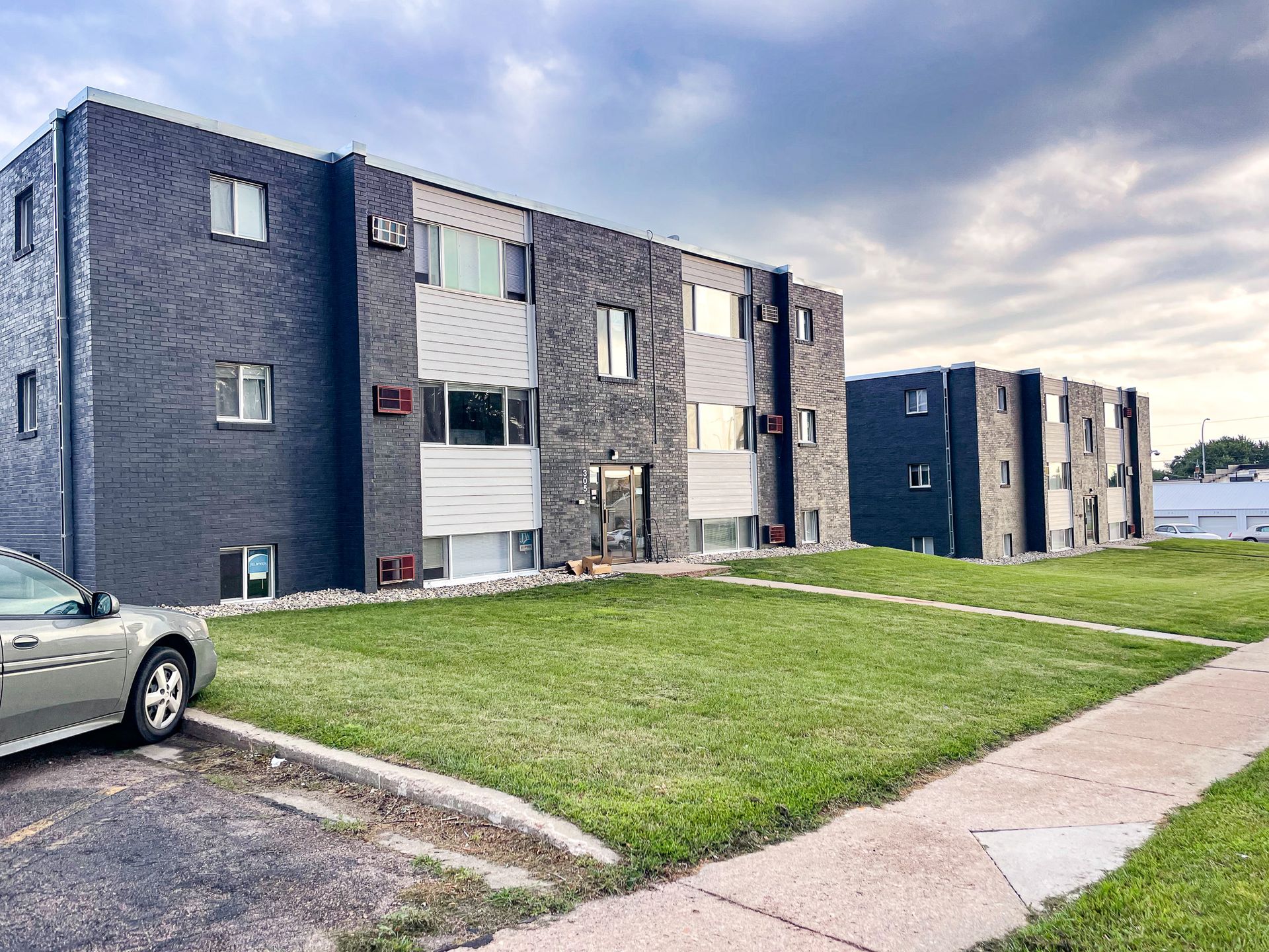 Sioux Falls Apartment: 300 S Lowell Ave