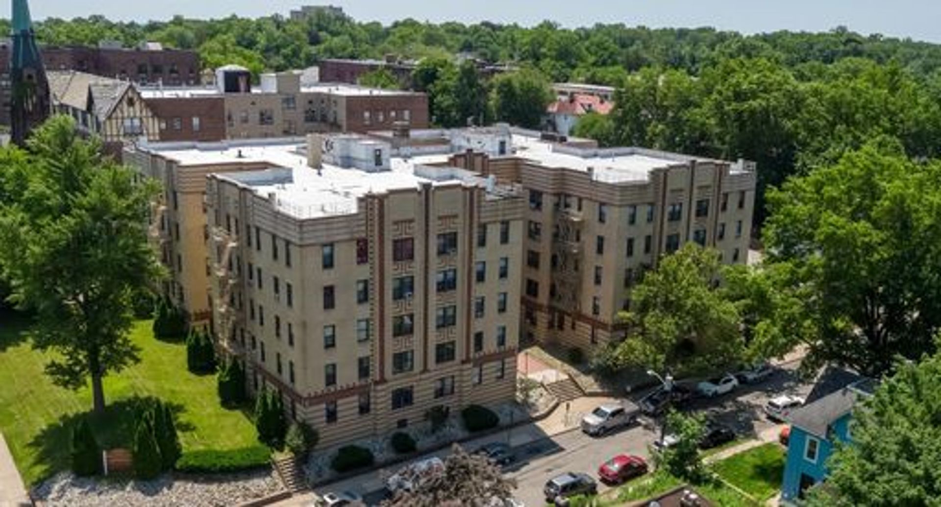 Orange Apartment: 400 Highland Terrace