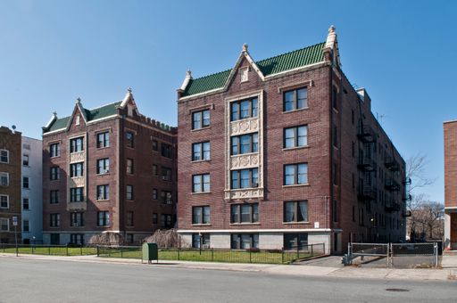 Spacious Renovated Apartments with Modern Kitchens, Beautiful Baths & Hardwood Floors – photo 1