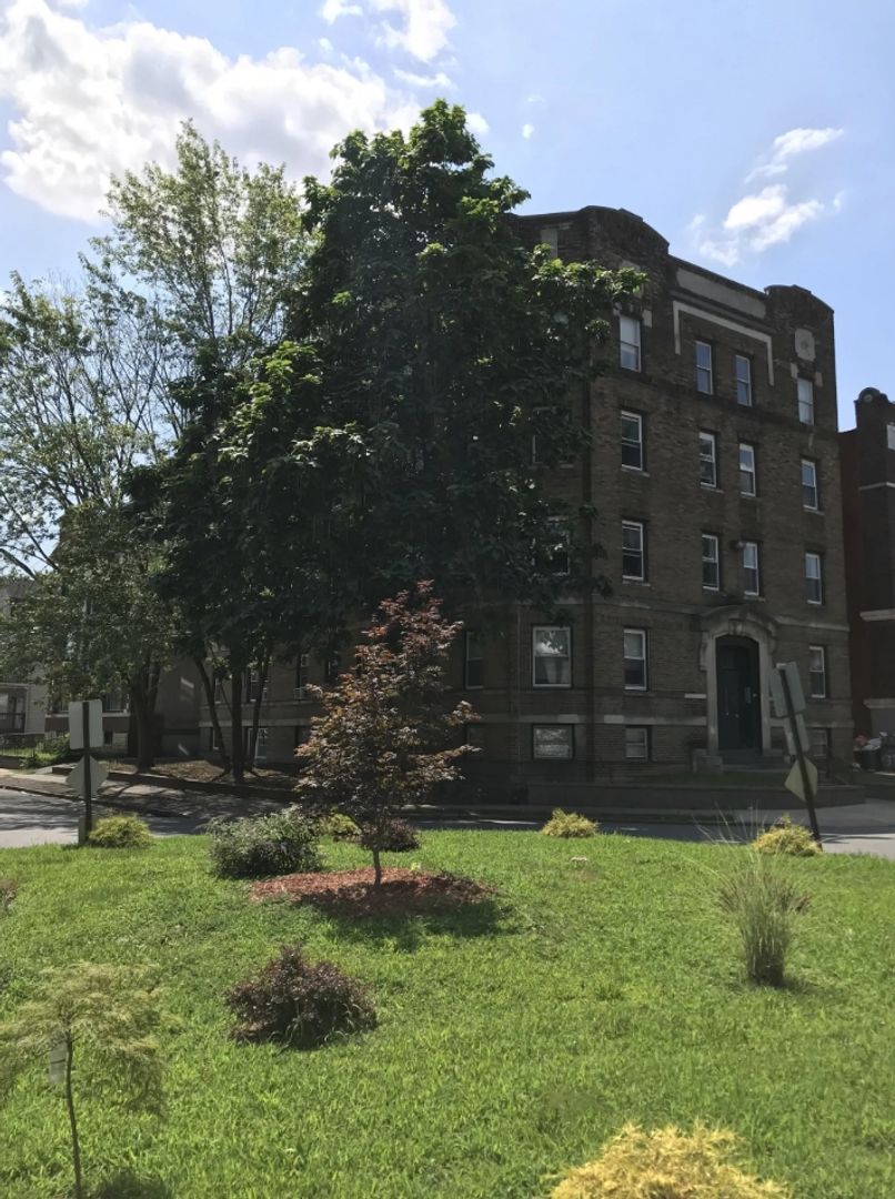 East Orange Apartment: 73 Carnegie Avenue