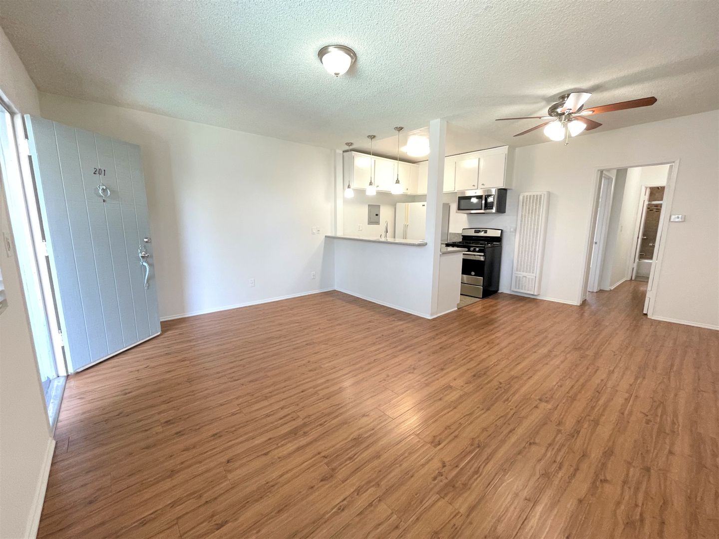 Van Nuys Apartment: 15925 Victory Blvd