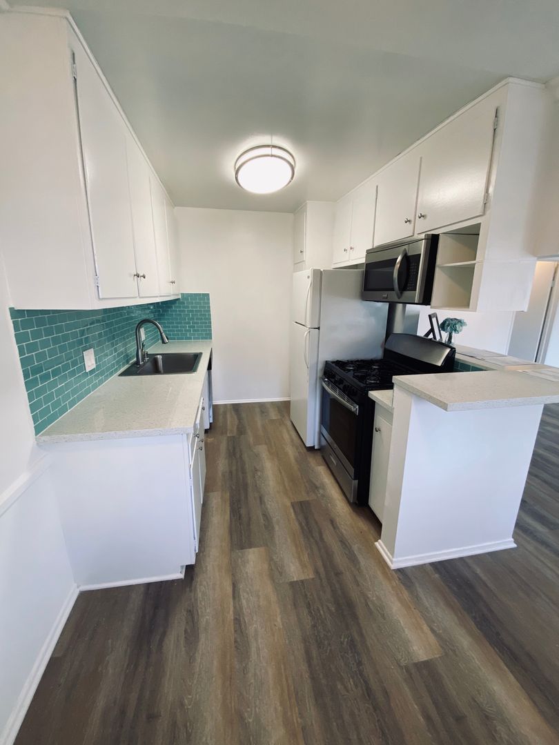 Sherman Oaks Apartment: 15114 Dickens Street