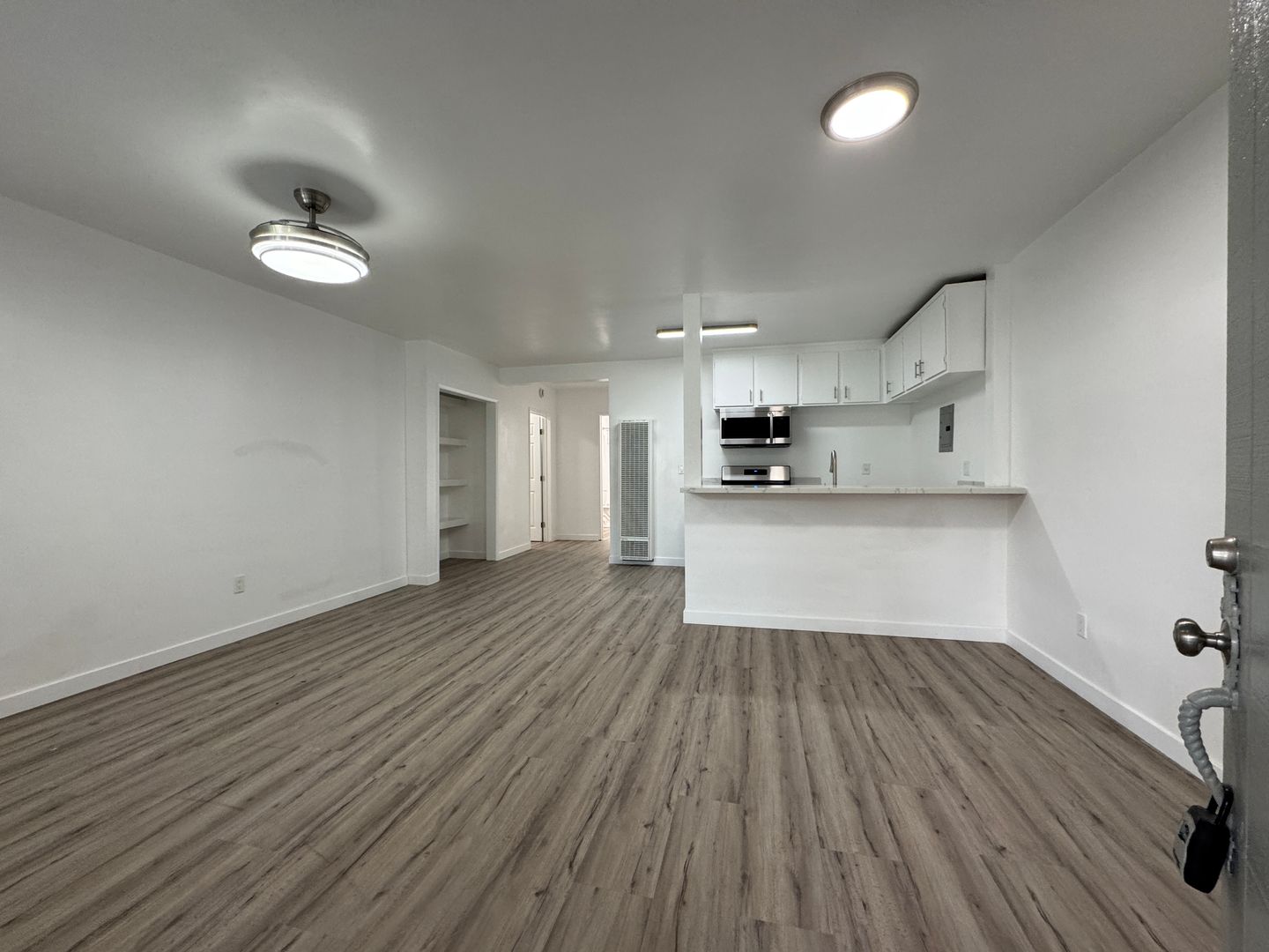Van Nuys Apartment: 15925 Victory Blvd