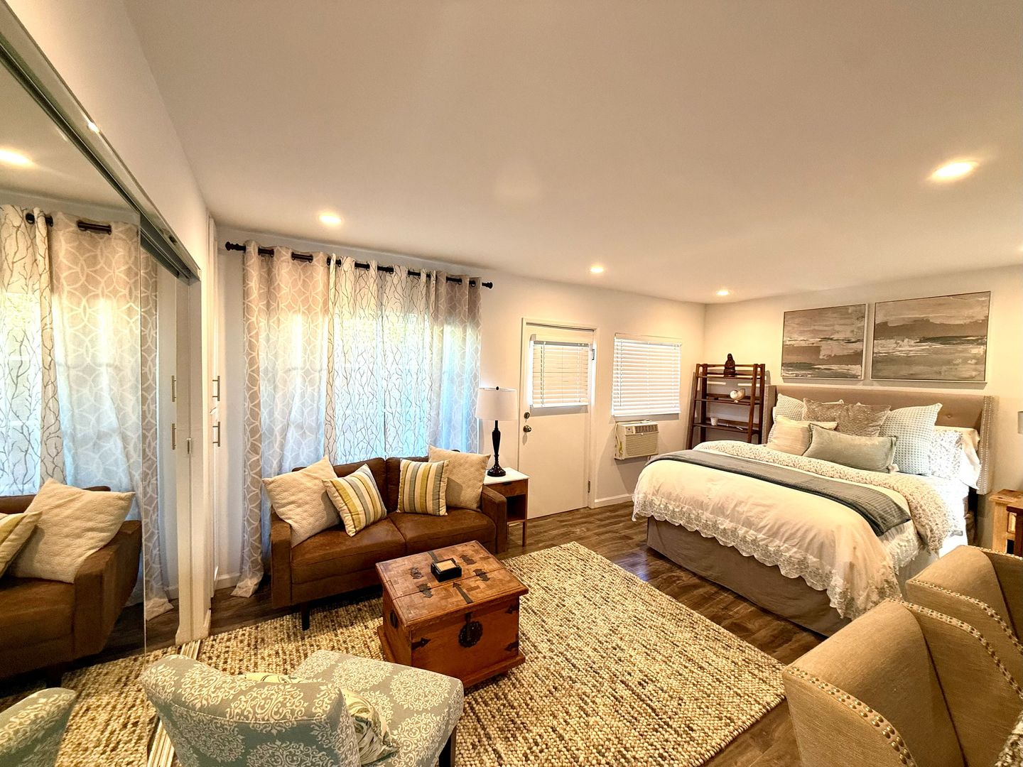 Santa Monica Apartment: 2622 28th St.