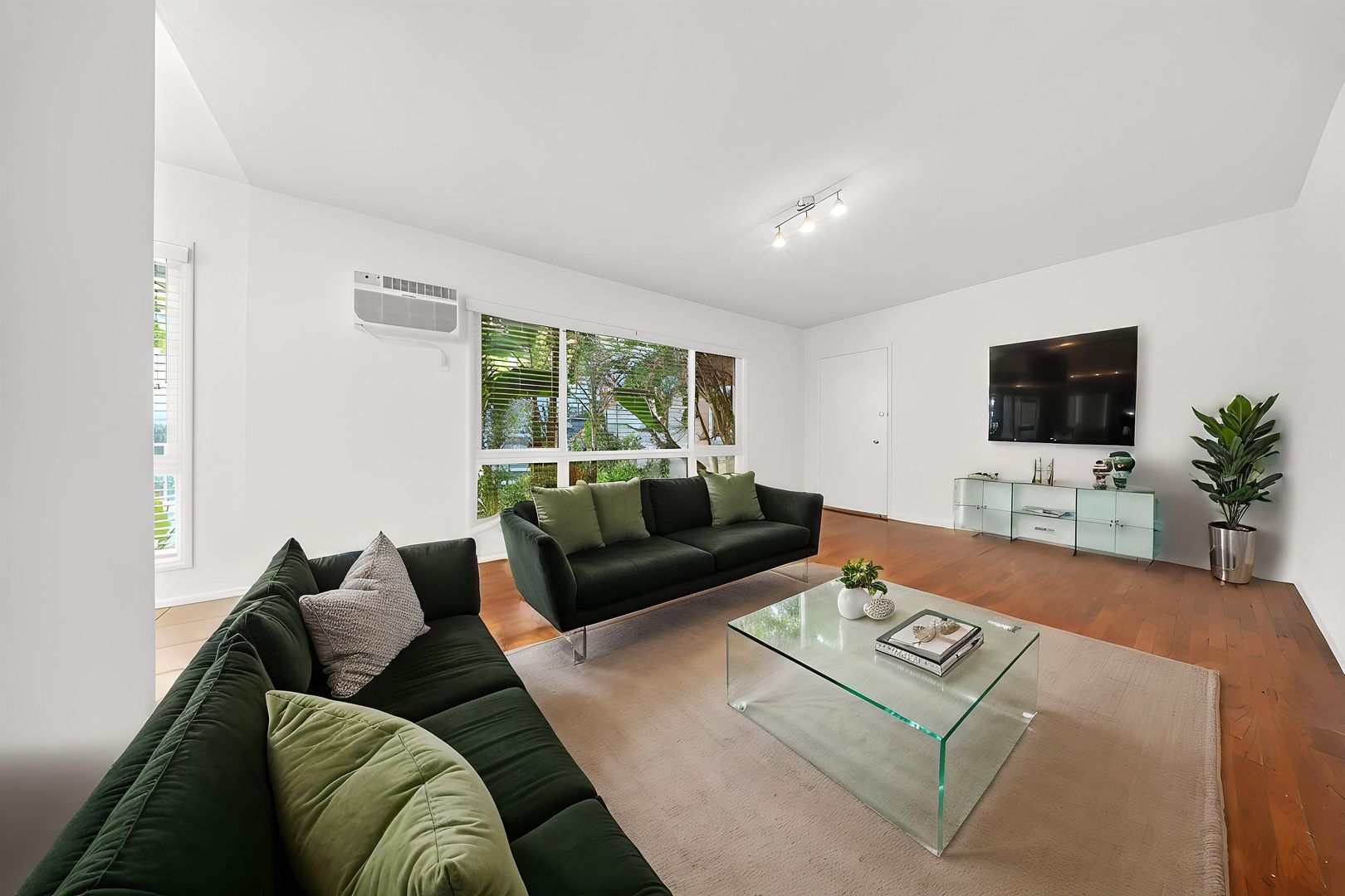 Los Angeles Apartment: 336 S.Alexandria Ave.