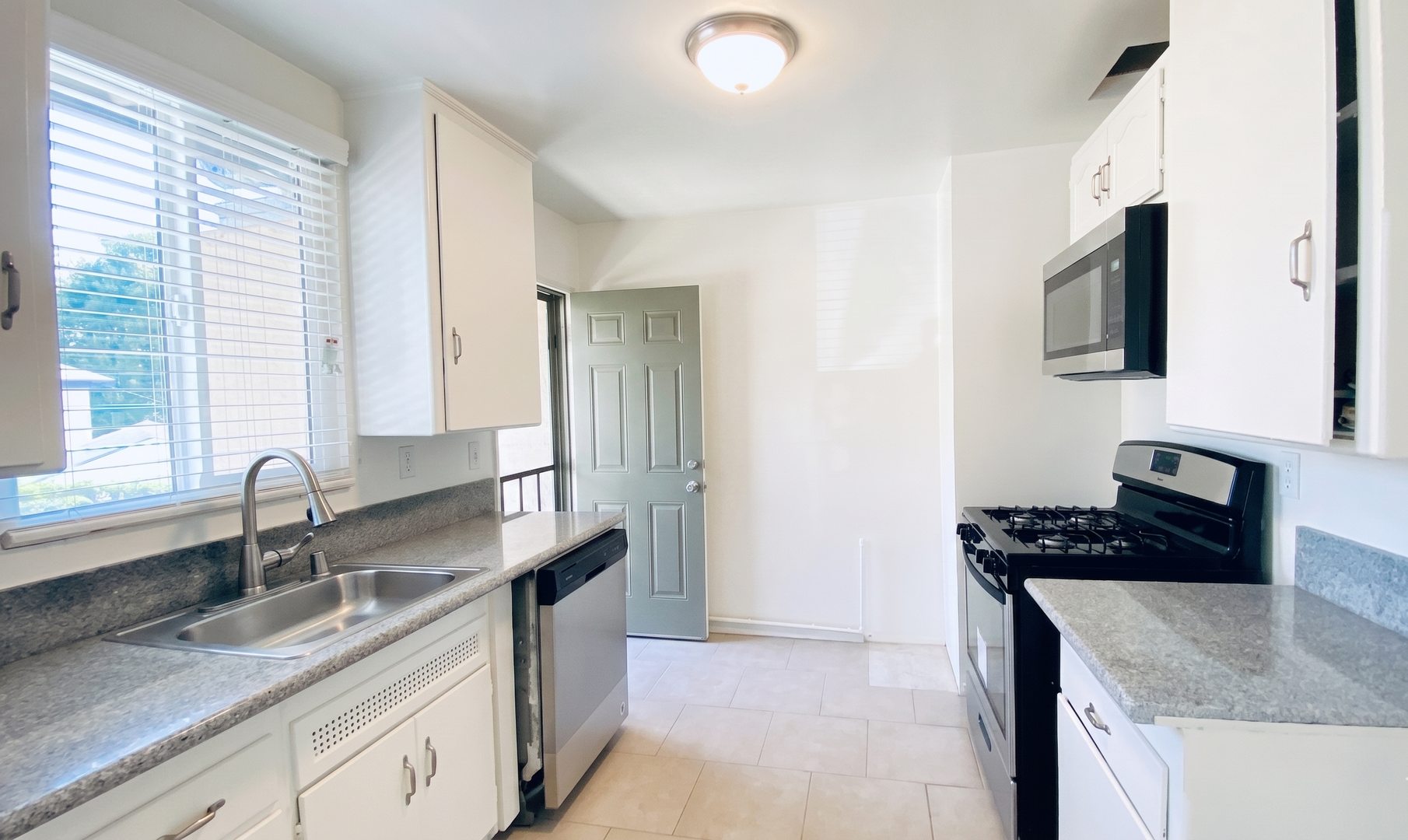 Van Nuys Apartment: 5700 Hazeltine Ave.