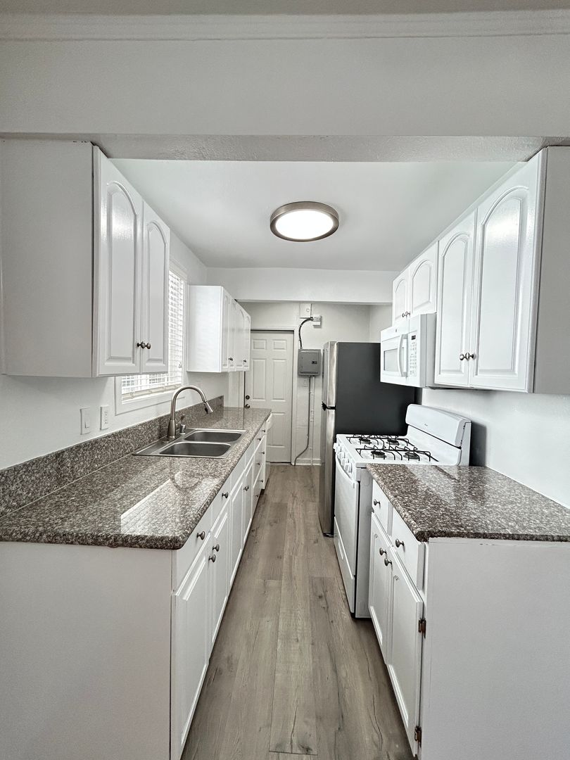 Pasadena Apartment: 1685-1697½ North Summit Ave./ 109-137 E. Penn St.