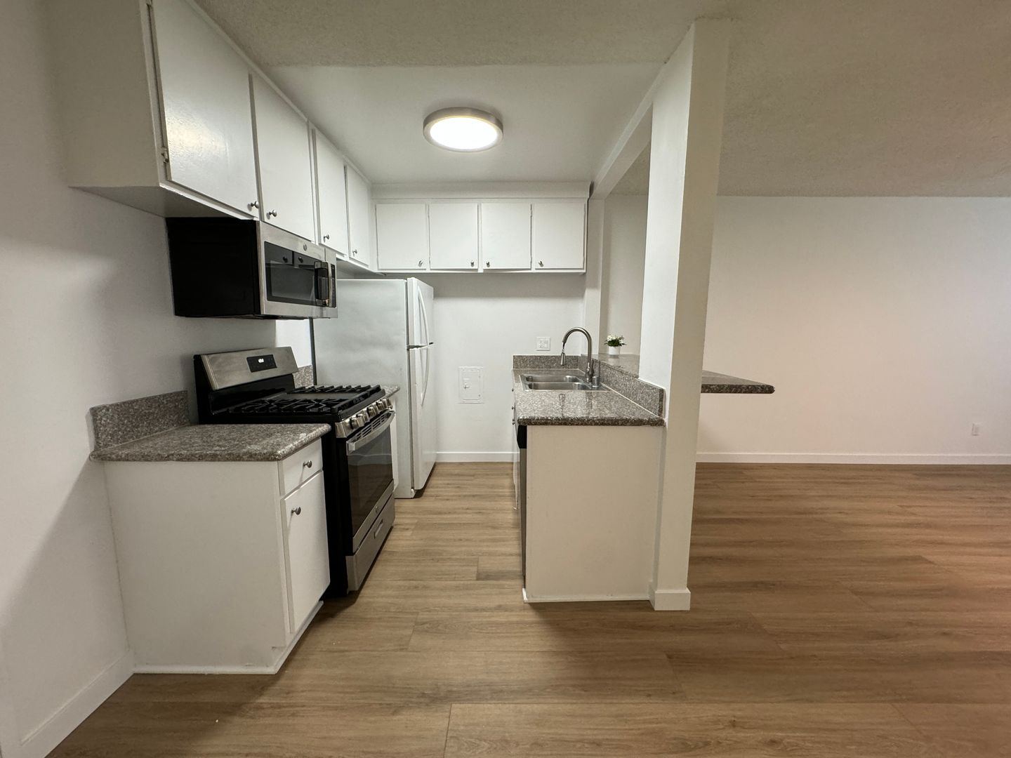 Sherman Oaks Apartment: 14220 Burbank Blvd.