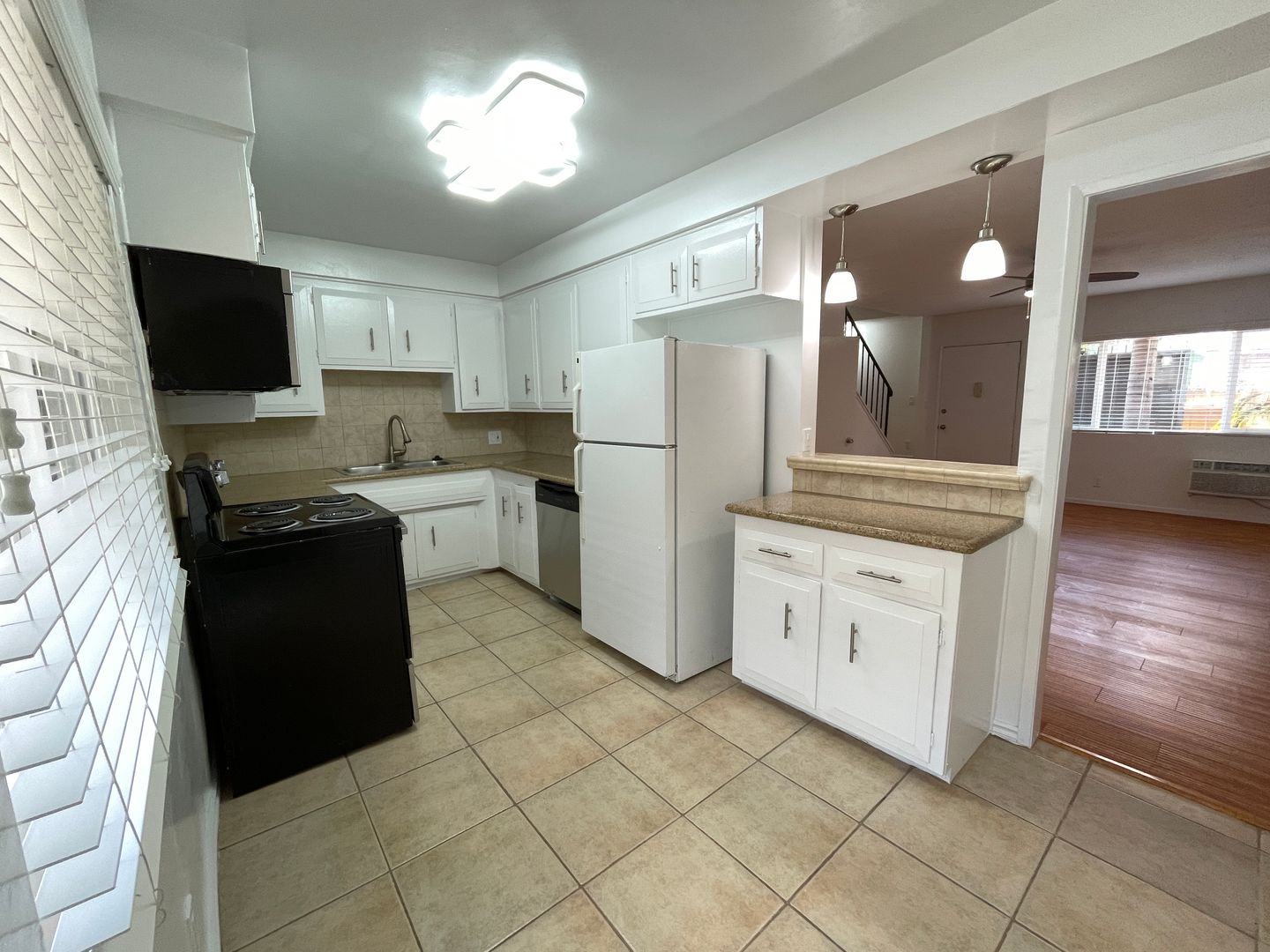Sherman Oaks Apartment: 13952 Moorpark Street