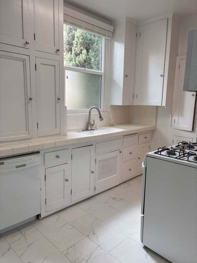 Los Angeles Apartment: 534-542 S. Coronado St.