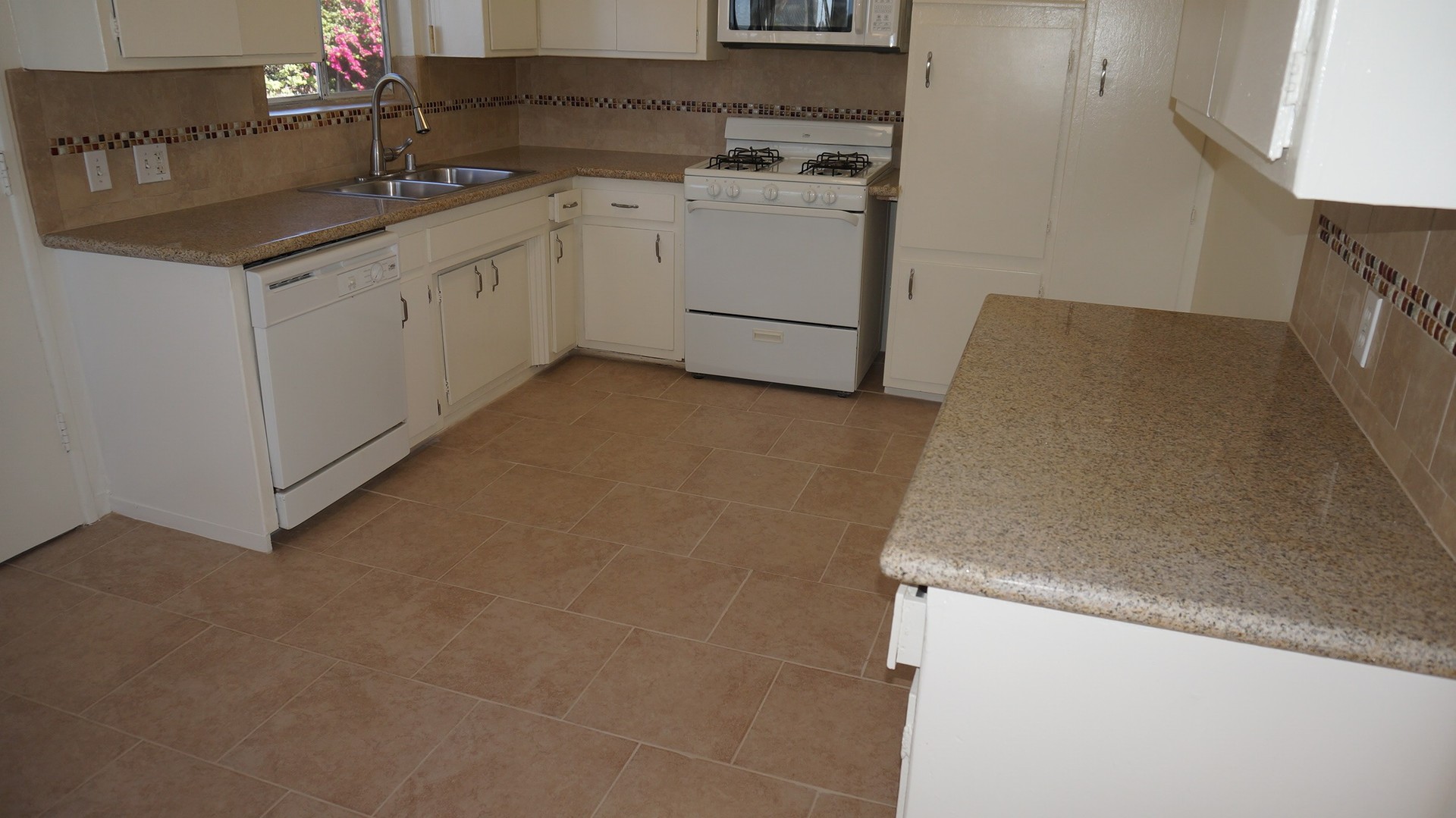 Los Angeles Apartment: 3042 Livonia Ave.