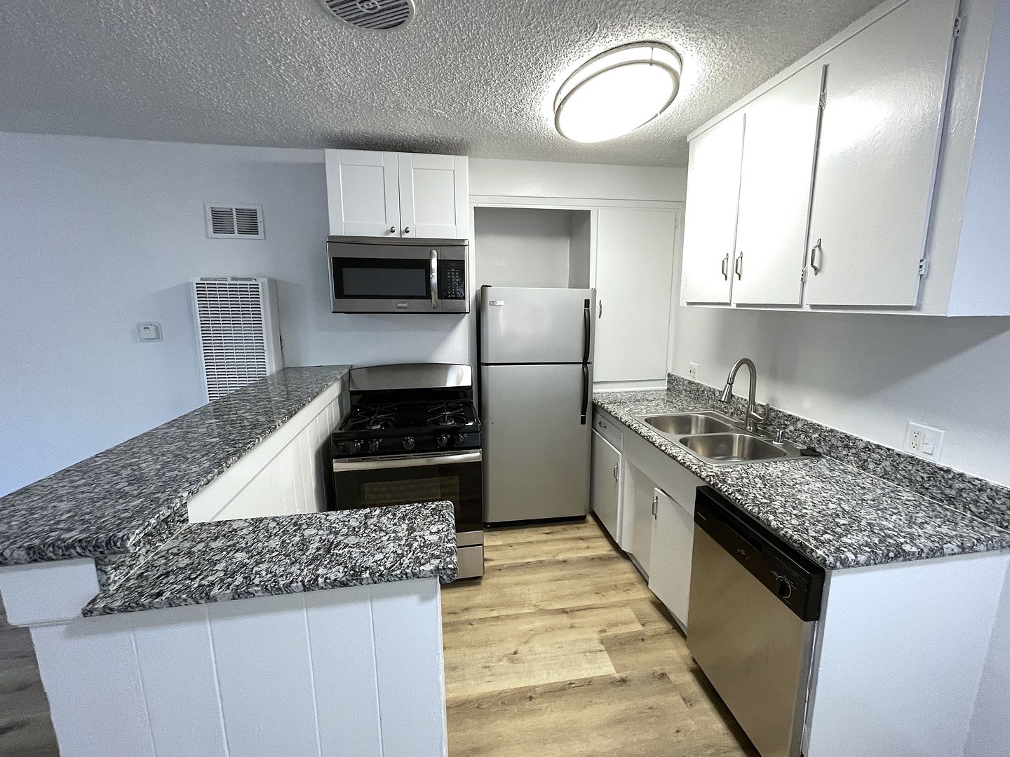 Van Nuys Apartment: 15758 Sherman Way