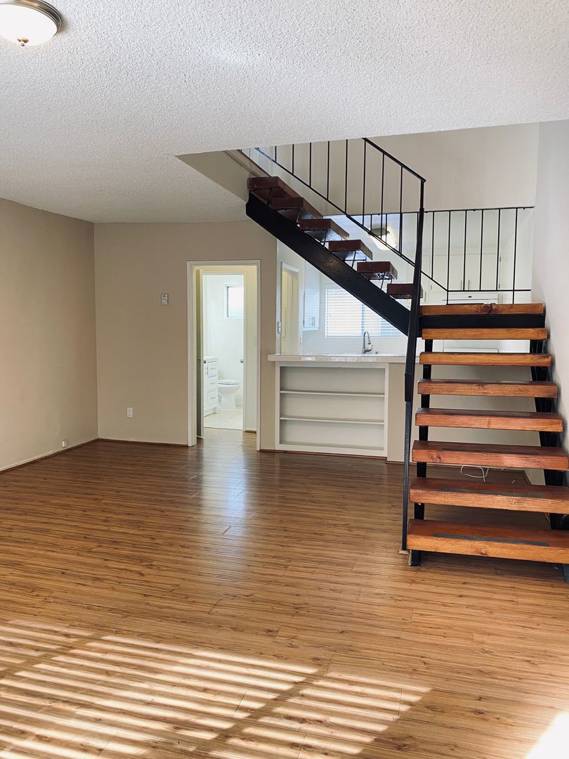 Canoga Park Apartment: 21736 Roscoe Blvd.