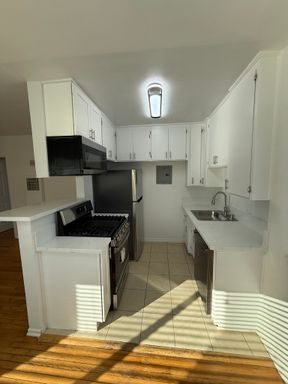Upgraded 2nd-Floor 1 Bed Home with Refinished Hardwood Floors in Culver City – photo 1