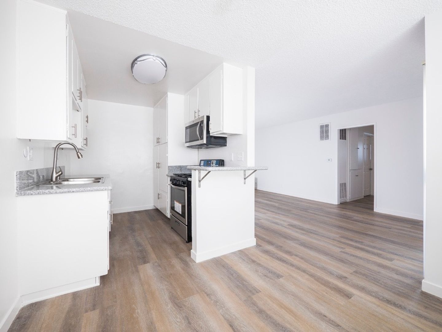 Los Angeles Apartment: 1928 Chariton Street