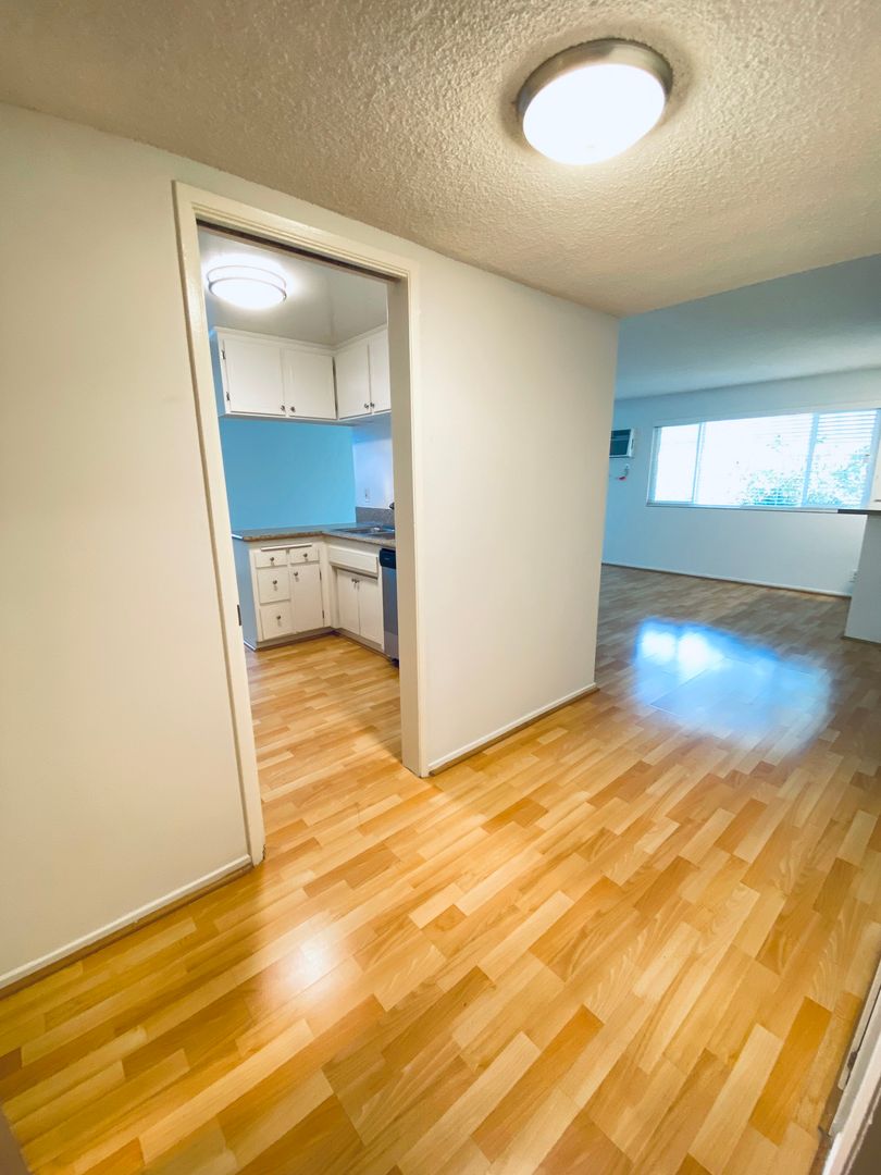 Los Angeles Apartment: 1641 Veteran Ave.