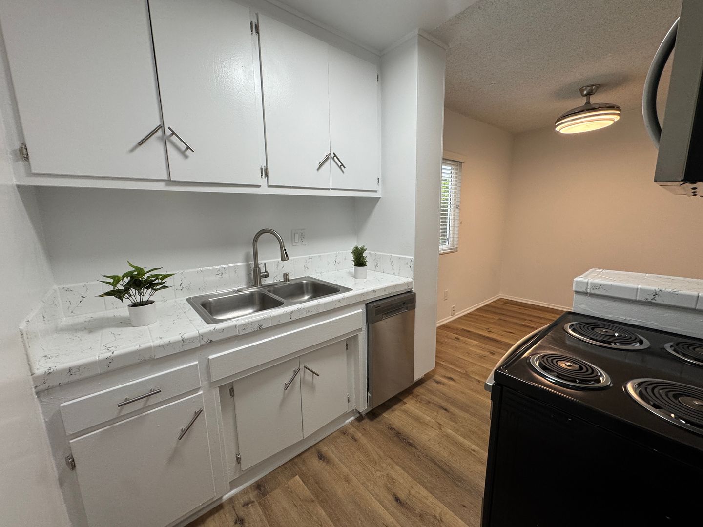 Canoga Park Apartment: 21736 Roscoe Blvd.