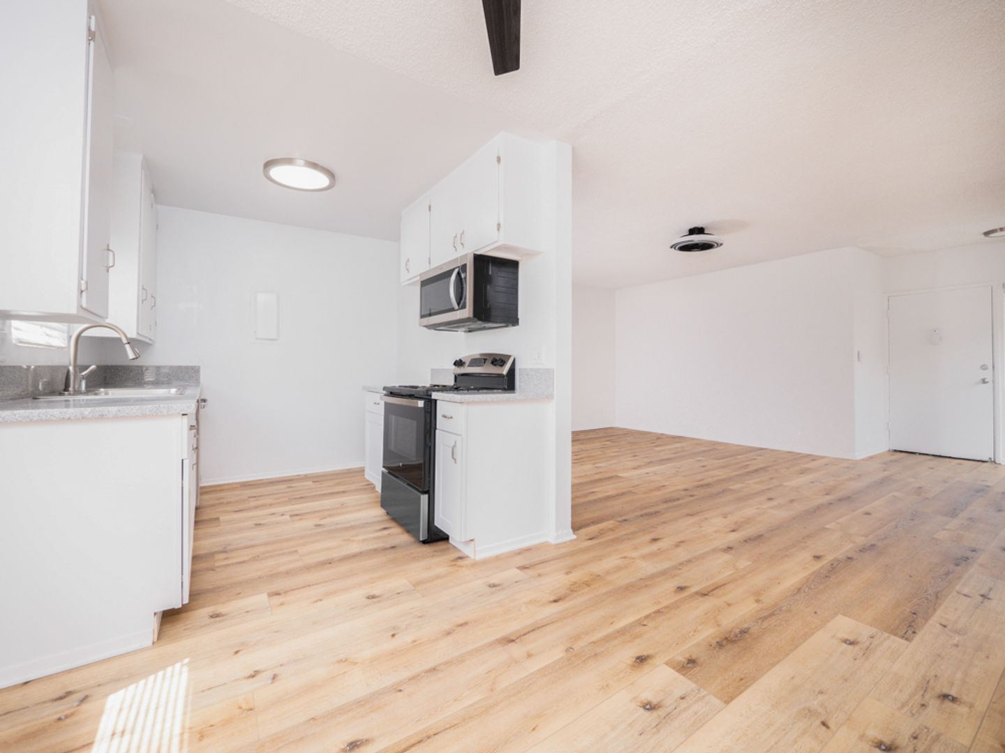 Canoga Park Apartment: 7253-7257  Variel Ave.