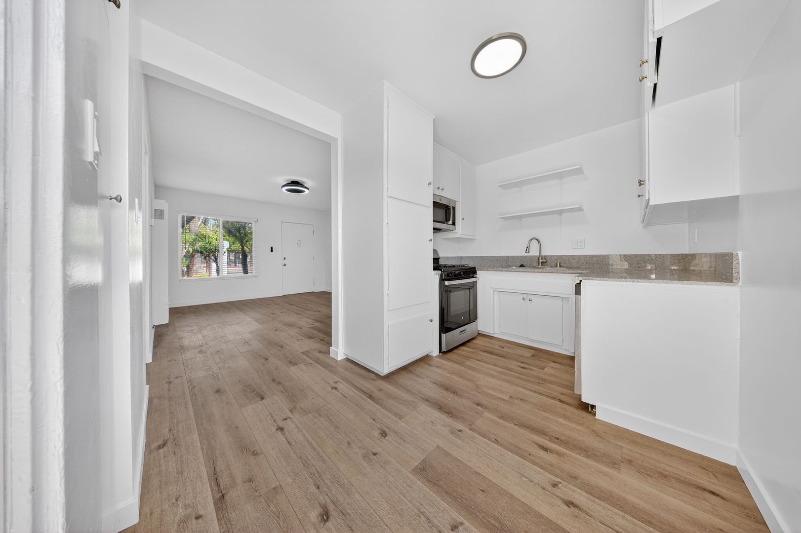 Oxnard Apartment: 1600 W. 5th St.
